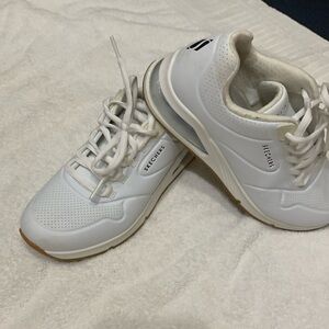 Sketchers tennis shoes